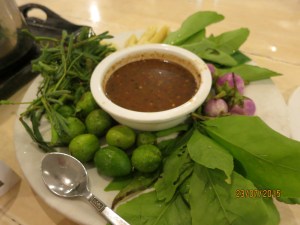 My first encounter with Burmese veggie platter with various leaves, beans, berries and peanut sauce. 
